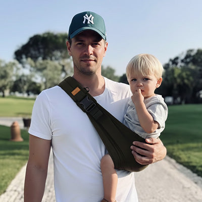 bebe dans Echarpe de portage contre papa en balade