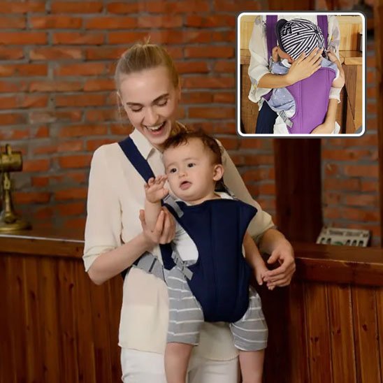 bébé dans son Porte bébé qui souris en jouant avec sa maman