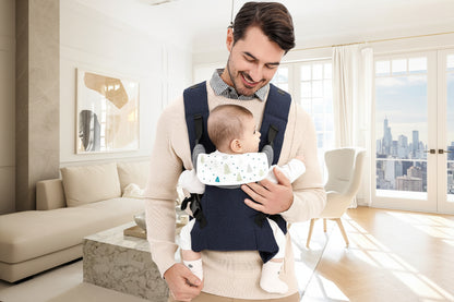 bebe en securite dans son porte bebe contre papa