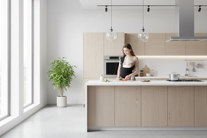 maman et bebe dans le porte bébé preparant le repas