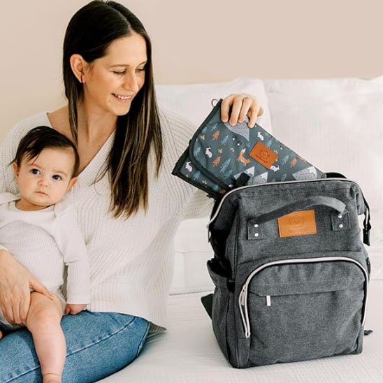 Maman range la pochette a lingette dans le Sac a langer gris 